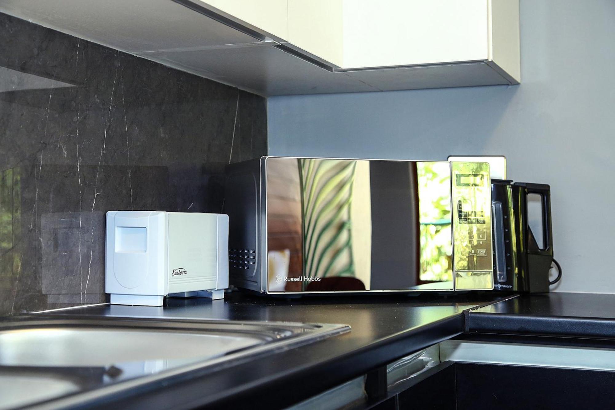 Antibes 18 West Road South Sandton Йоханесбург Екстериор снимка