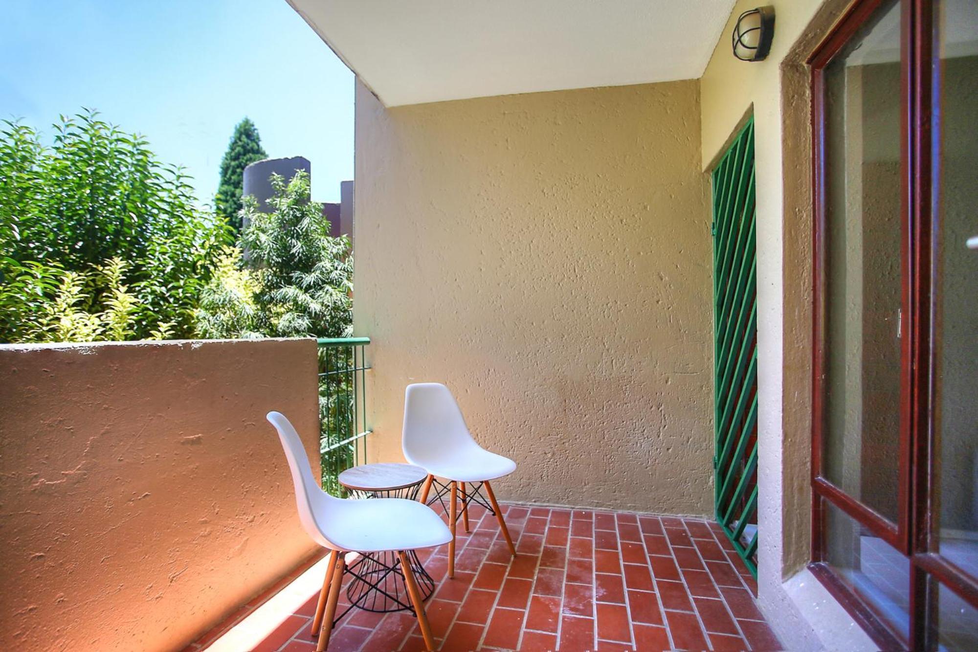 Antibes 18 West Road South Sandton Йоханесбург Екстериор снимка